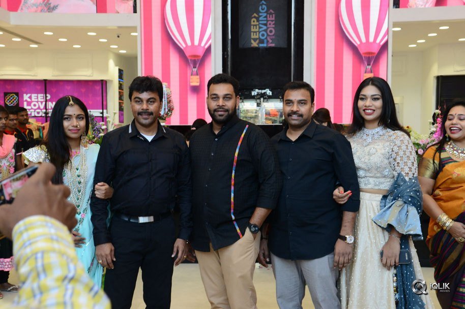 Vijay-Deverakonda-And-Catherine-Tresa-Launch-KLM-Fashion-Mall-at-Kukatpally